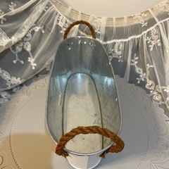 ⭐︎⭐︎新品⭐︎⭐︎（未使用品）アンティーク なブリキ　バケツ白バスケット ロープハンドル付ガ-デン雑貨 の画像