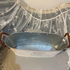 ⭐︎⭐︎新品⭐︎⭐︎（未使用品）アンティーク なブリキ　バケツ白バスケット ロープハンドル付ガ-デン雑貨 の画像