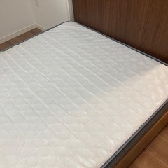 セミダブルのベッド　マットレス2枚の画像