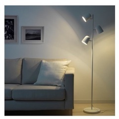 IKEA HUDENE フーデネ フロアランプ ホワイトの画像