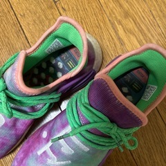 ファレルコラボ スニーカーの画像