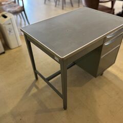 【中古】スチール製事務デスク（引き出し付き）／店舗改装・新築建て...