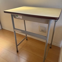 無料で差し上げます。学校机の画像