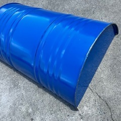 縦半切り ドラム缶　洗浄済み 200Lの1/2の画像