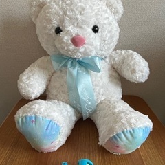 白くて大きいくまのぬいぐるみ