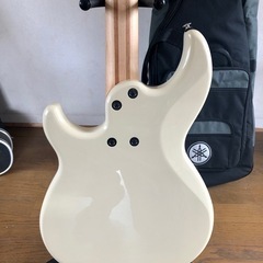 【値引きあり】ヤマハ BB424X Yamaha エレキベース アイボリー ギグバッグ付きの画像