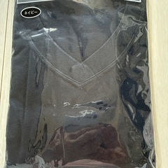 Mサイズ新品未使用ユニクロネイビーVネックTシャツの画像