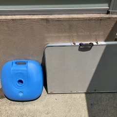 テーブルとパラソルスタンド