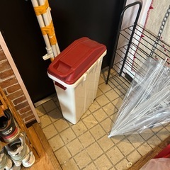 キャスター付きゴミ箱（蓋つき）