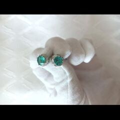 グリーン カラー ストーン フラワーモチーフ ピアスの画像