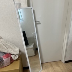 ドアにかけられる姿見
