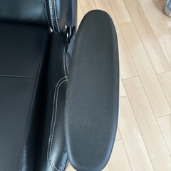 リクライニングできるゲーミングチェアの画像