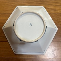 ⑫金彩入り唐草模様の皿　窯印あり　陶磁器の画像