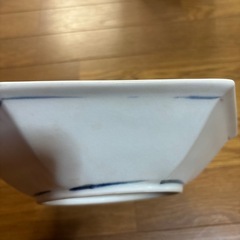 ⑫金彩入り唐草模様の皿　窯印あり　陶磁器の画像