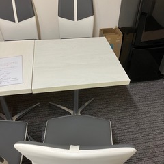 テーブルと椅子