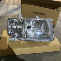 サクシード運転席側フロントライトほぼ未使用
の画像