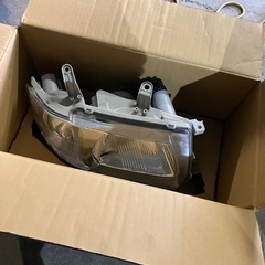 サクシード運転席側フロントライトほぼ未使用
の画像