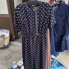 水玉模様ワンピース、ベルト付き
