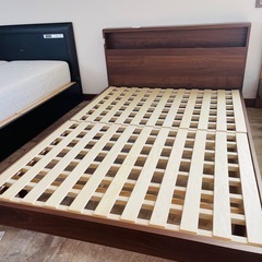 ダブルベッド(140cmX 200cm)