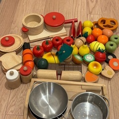 木製おもちゃと調理器具セット