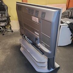 アホほどでかいテレビ 台付きの画像