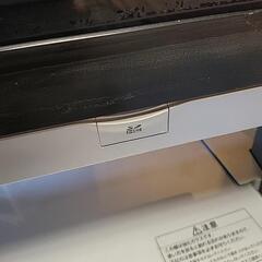 アホほどでかいテレビ 台付きの画像