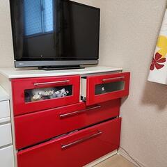 衣料収納タンスとテレビ