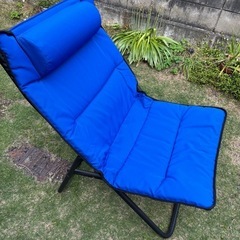 青いクッション付きアウトドアチェア