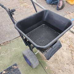 肥料散布機　手押しの画像