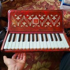 古いアコーディオン