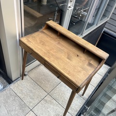 木製ライティングデスク／コンパクトな作業机