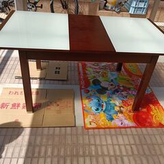 ニトリ　伸縮ダイニングテーブル　ガラス天板