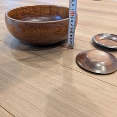 木製ボウルと皿のセットの画像