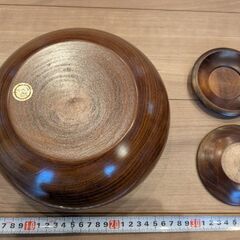 木製ボウルと皿のセットの画像