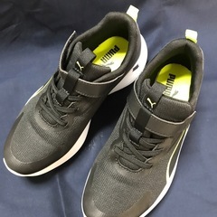 【美品】PUMAスニーカー　黒23cm