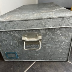 ブリキの衣装ケースの画像