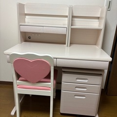白い学習机とハートが可愛いチェアのセット