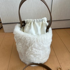 丸いファーかばん