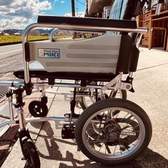 JH0411 車いす　車椅子　車イス　ヘッドレスト付き　スリム　コンパクトの画像