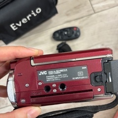 ビデオカメラと三脚のセットの画像