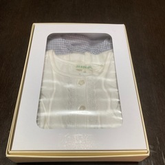 【新品タグ付き】3can4on ギンガムチェックワンピース&白のカーディガン　100サイズ　ギフト箱入り　の画像