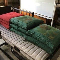 座布団 赤3点 緑5点 各1点500円