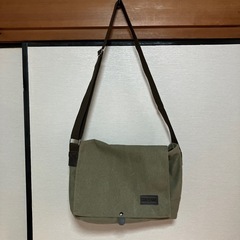 新品、カーキ色、帆布素材のショルダーバッグ