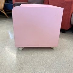 ☆値下げ☆M2505-059 キッズストレージボックス ピンク キャスター付き キズ汚れペンキ跡有りの画像