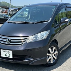 【㊗️ご成約🎊】車検付き（R8年4月迄）即乗り可！3列シート7人乗りのコンパクトミニバン 人気色プレミアムブラキッシュパールのフリード 当時の最上級グレード:Giエアロ☆両側パワースライドドア/スマートキーX2個/純正ナビ/バックモニター/ETC【車両交換/下取りOK】の画像
