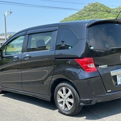 【㊗️ご成約🎊】車検付き（R8年4月迄）即乗り可！3列シート7人乗りのコンパクトミニバン 人気色プレミアムブラキッシュパールのフリード 当時の最上級グレード:Giエアロ☆両側パワースライドドア/スマートキーX2個/純正ナビ/バックモニター/ETC【車両交換/下取りOK】の画像