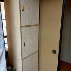 ドア付き収納棚