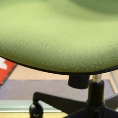 オフィスコム ルナーレチェア 幅63×奥行61.5×高さ90.5～99.5(cm) 肘付き キャスター付 グリーン OAチェア オフィスチェア 昇降 リクライニング 札幌市 清田区 平岡の画像