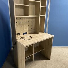 【美品】大容量収納付きデスク ベージュ系 コンセント付き お洒落...