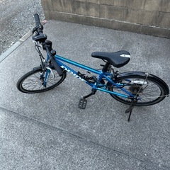 20インチ　自転車と赤ヘルメット
